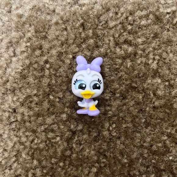 Disney Doorables: Series 5 Rare Figurine – Mickey and Friends – Daisy Duck - Picture 3 of 6